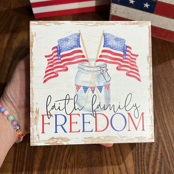 4 Fourth of July signs - Picture 2 of 6